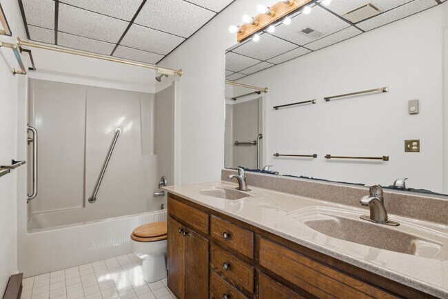Building Photo - Spacious 5-Bedroom Home in Prestigious Blacksburg Country Club Estates