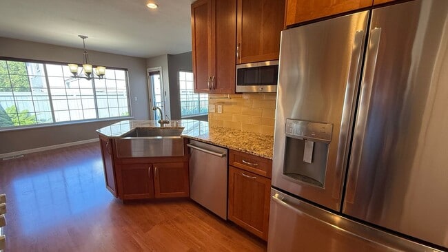 Building Photo - West Side 3 Bed/2.5 Bath Townhouse Condo. Available NOW!