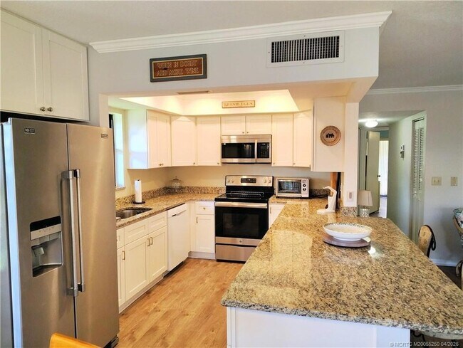 Building Photo - 511 SW South River Dr