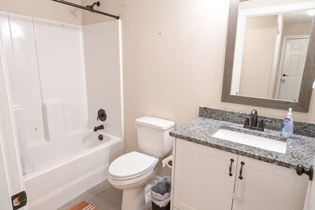 Building Photo - 4 Bedroom 3 Bathroom Ranch