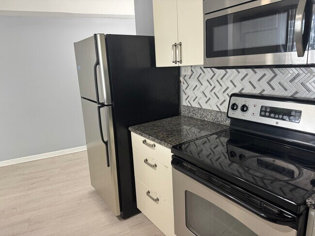 Building Photo - 300 N State St