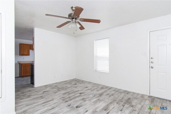Building Photo - 2018 Cedarhill Dr
