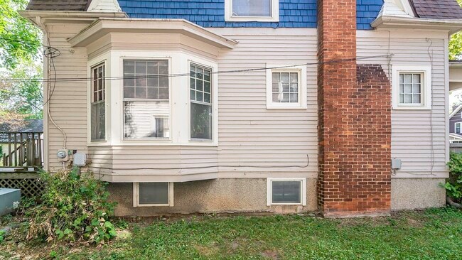 Building Photo - 823 Dewey Ave