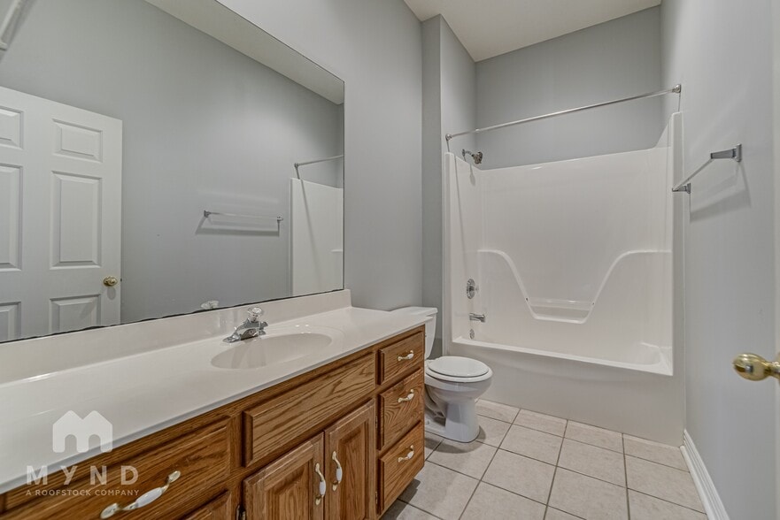 Building Photo - 3253 S Kickapoo Ave