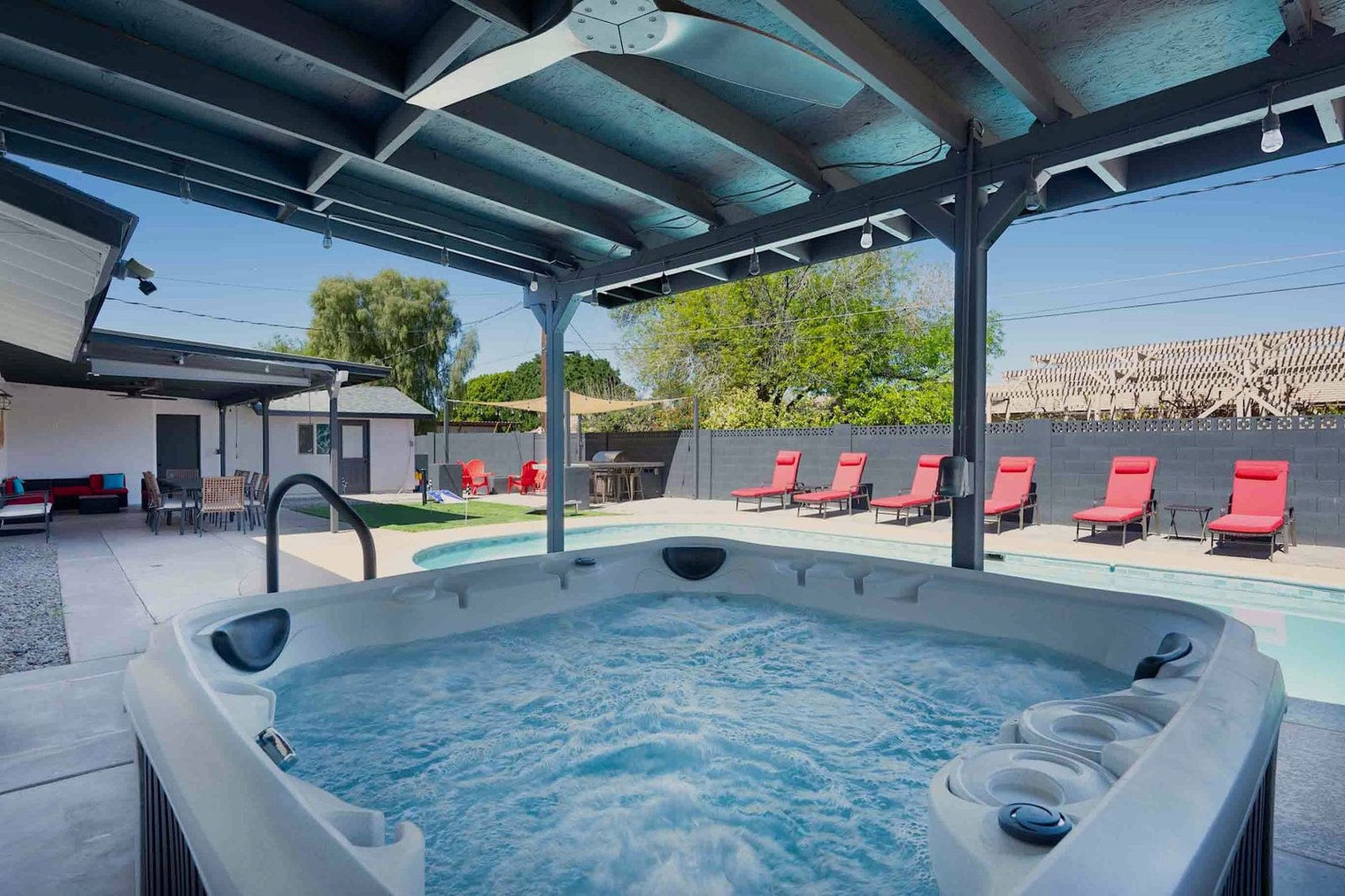 Building Photo - 636 E 6th Pl