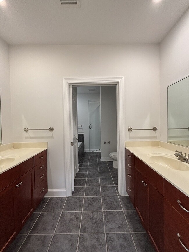 Building Photo - 5565 Colonial Chatsworth Cir