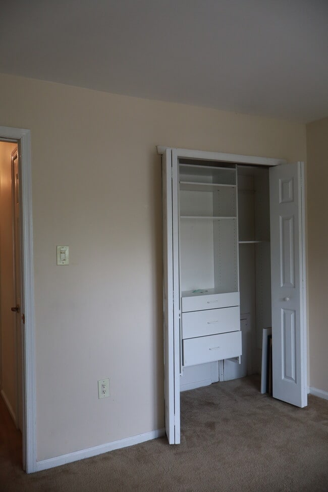 Building Photo - 14 Redwood Ln