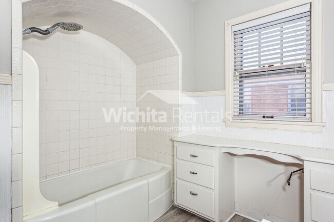 Building Photo - Charming 3 bedroom, 1.5 bathroom home, wit...