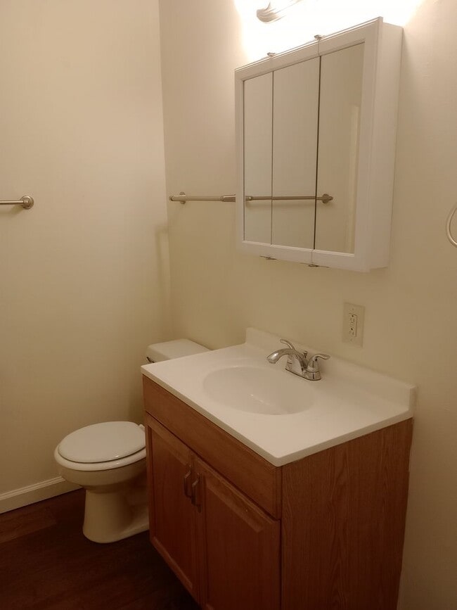 Building Photo - Darling 3 Bedroom Ranch with Fully Fenced ...
