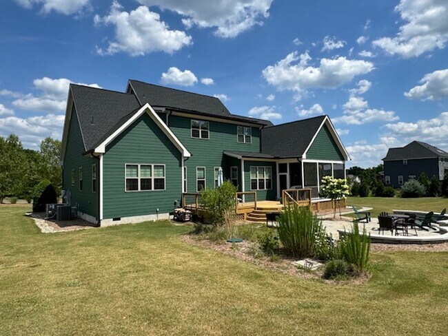 Building Photo - Furnished 4BR, 4BA Chapel Hill Home