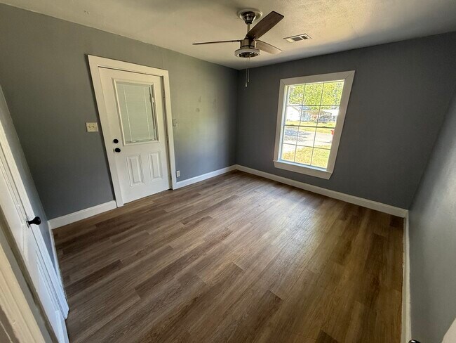 Building Photo - 401 Roosevelt Cir