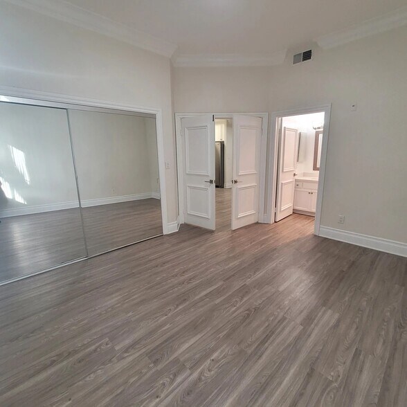 Building Photo - 2669 S Barrington Ave