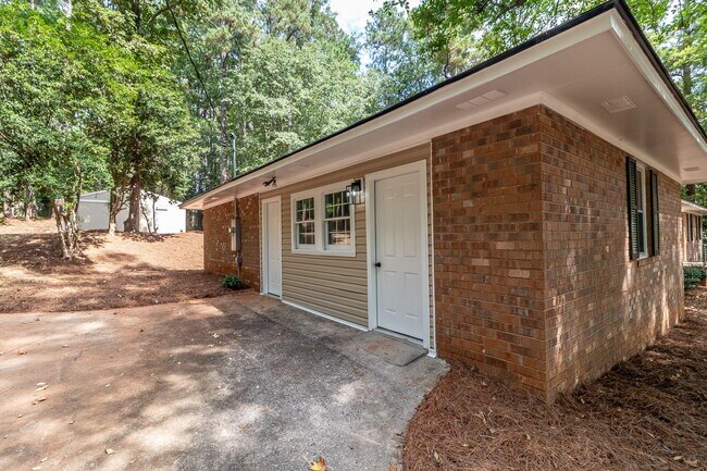 Building Photo - 4375 Lake Idylwilde Dr