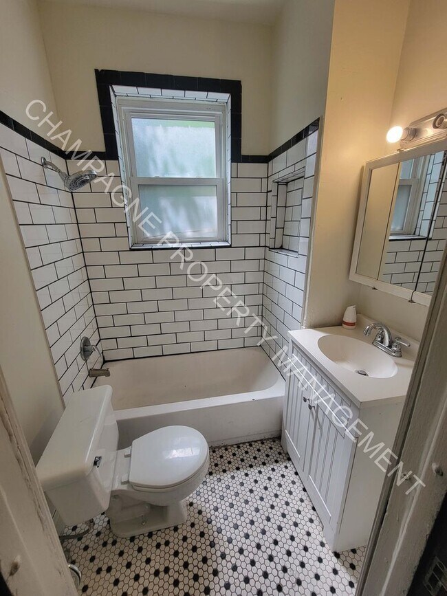 Building Photo - 620 W 39th Terrace