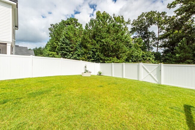 Building Photo - 121 Hawthorne Landing Dr