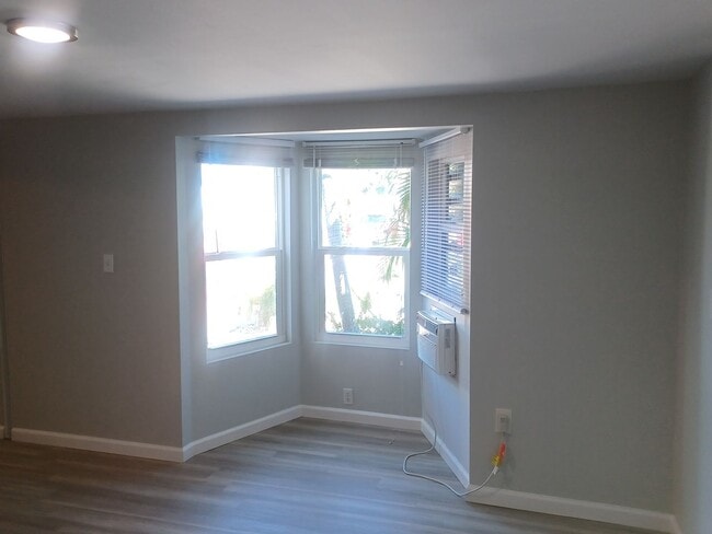 Building Photo - 5567 Meadowlark Ln