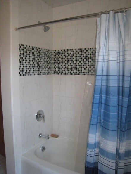 full bath - 67 Market St
