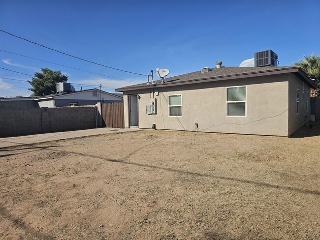 Building Photo - Charming Home 3 bedrooms 1 bath Large Yard.