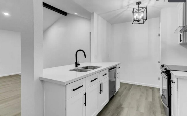 Building Photo - 108 Sparrow Way