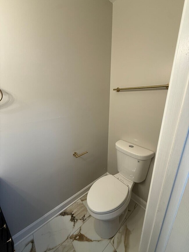 Building Photo - 5853 Suitland Rd