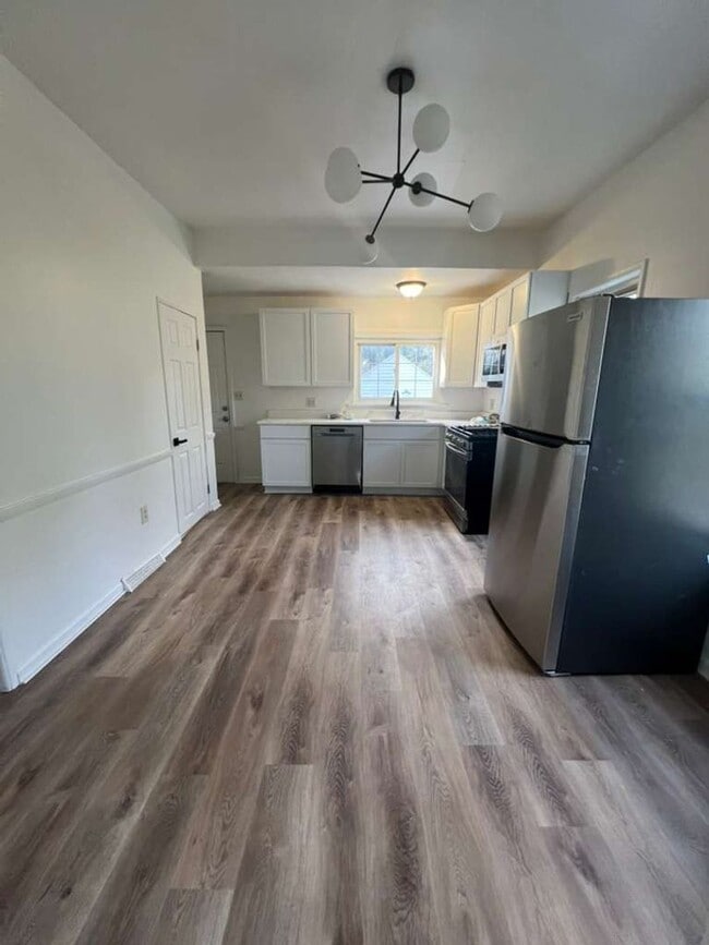 Building Photo - Updated 3-Bedroom Single-Family Home in th...