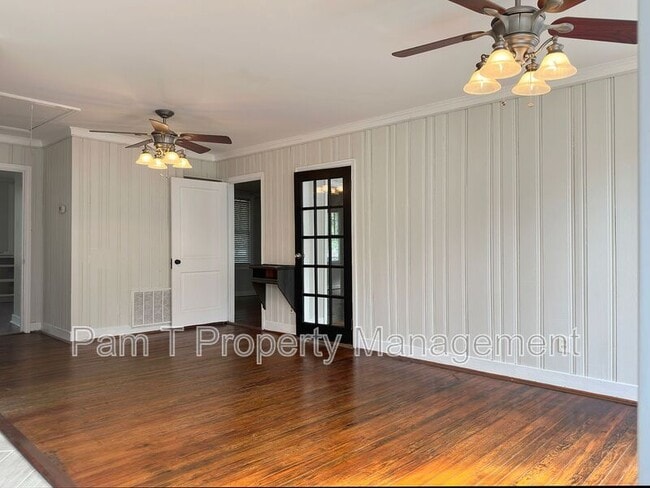 Building Photo - 1112 E Victory Dr