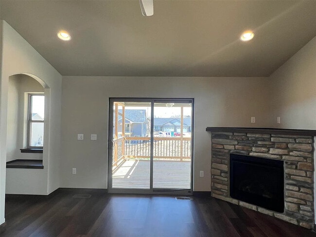 Building Photo - 707 Creekside Dr