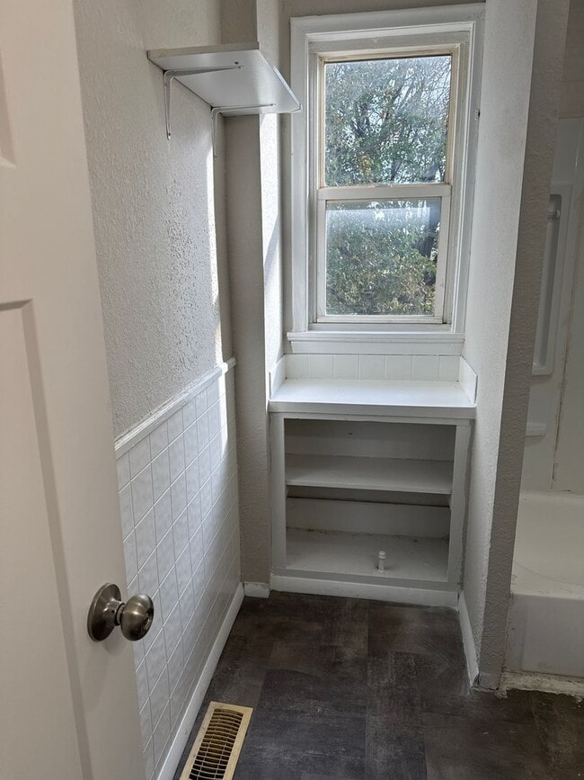 Building Photo - 3 bedroom/2 bath house