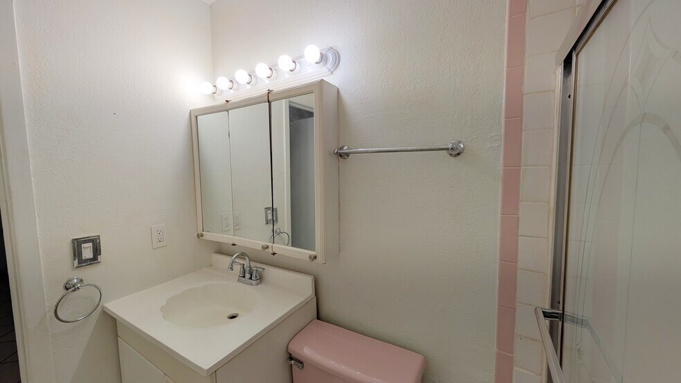 Building Photo - 2842 Van Buren St