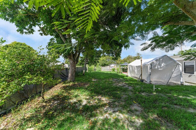 Building Photo - 480 SW Lakehurst Dr