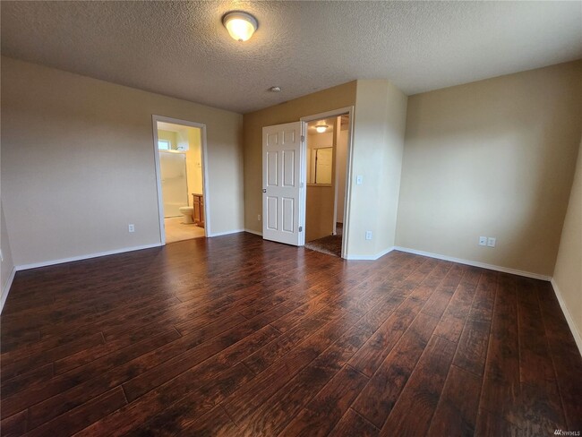 Building Photo - 3 bedroom 2.5 Bath Townhouse with garage i...