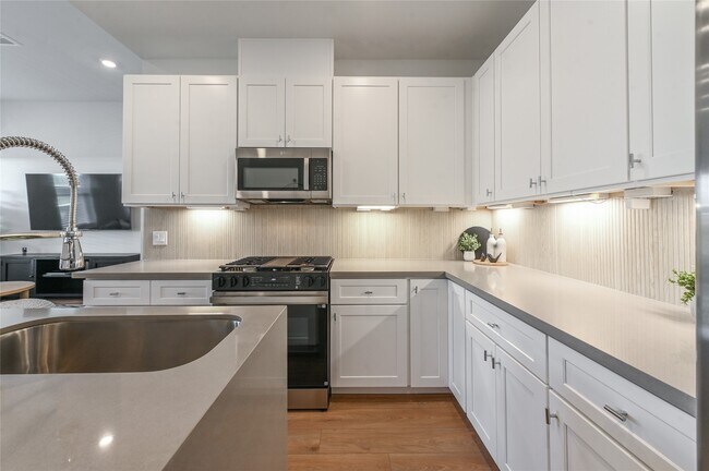 Building Photo - 7607 Victory Reserve St