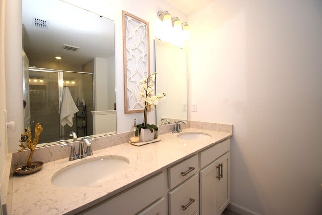 Building Photo - Spacious 3-bedroom, 2.5-bath townhome