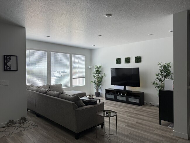 Building Photo - 10026 Dorado Wy