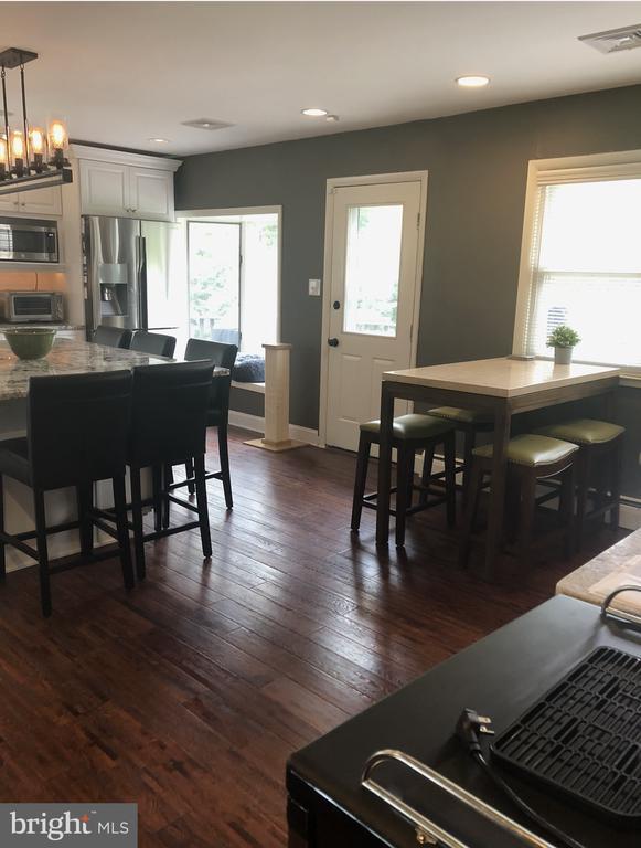 Building Photo - 1104 Dunvegan Rd