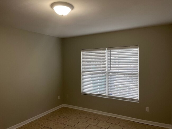 Building Photo - 3 Bedroom 3 Bathroom Townhouse!