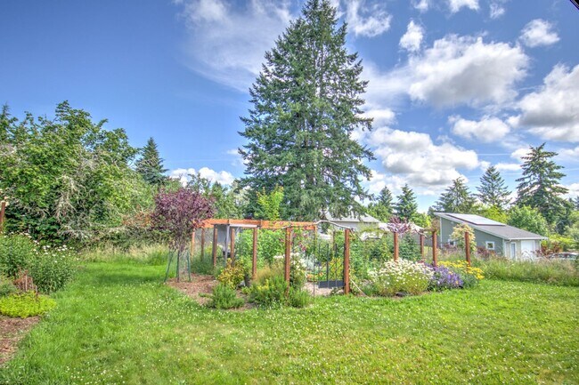 Building Photo - West Olympia 2bd 1 bath Cottage Rambler with Garden Space
