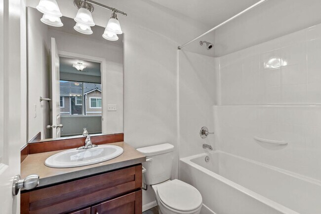 Building Photo - Spaciously Modern Tri Level Townhome for Rent in North Everett