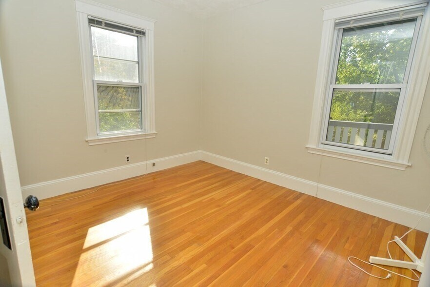 Building Photo - 89 Rockview St