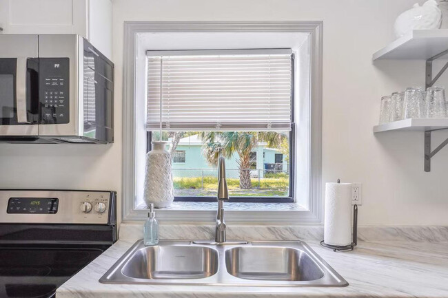 Building Photo - 662 Callahan St