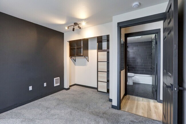 Building Photo - Charming 1 bedroom, 1 bathroom Queen Anne ...