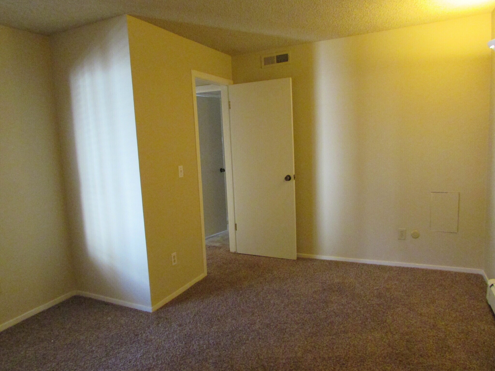 Building Photo - 3146 Lakeside Dr