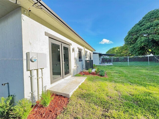 Building Photo - 1005 SW 25th Ave