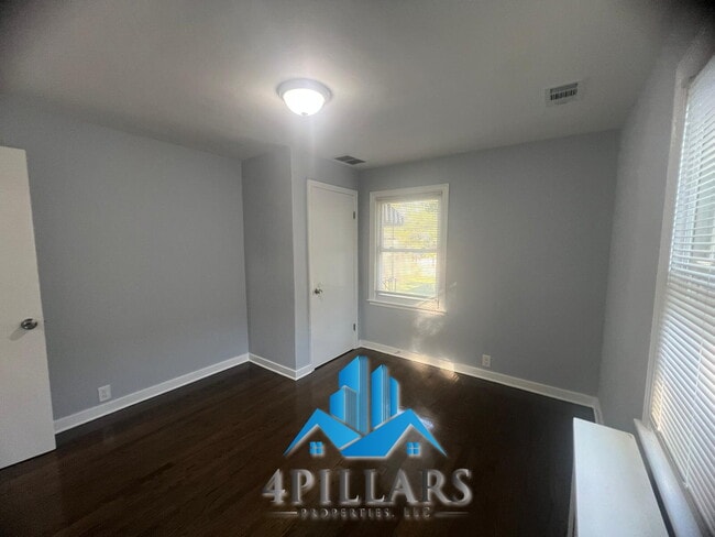 Building Photo - "Charming 3-Bedroom Home with Spacious Lay...