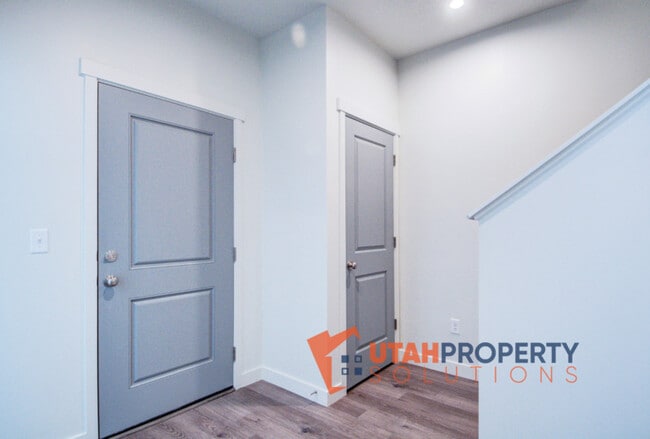 Building Photo - 1055 W 400 S