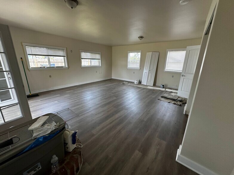 Large family room - 823 E 64th St