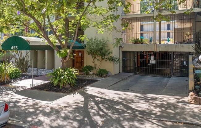 Building Photo - Adorable Remodeled Studio! Walk to Lake Merritt, Trader Joes, Whole Foods! Parking Included!