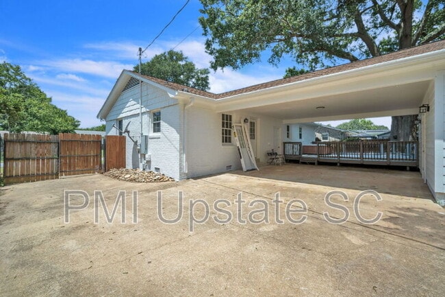 Building Photo - 120 Abbotsford Dr