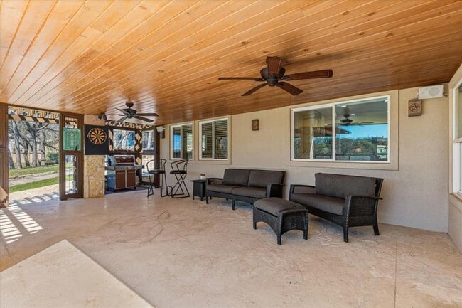 Building Photo - 25207 Lakeview Dr