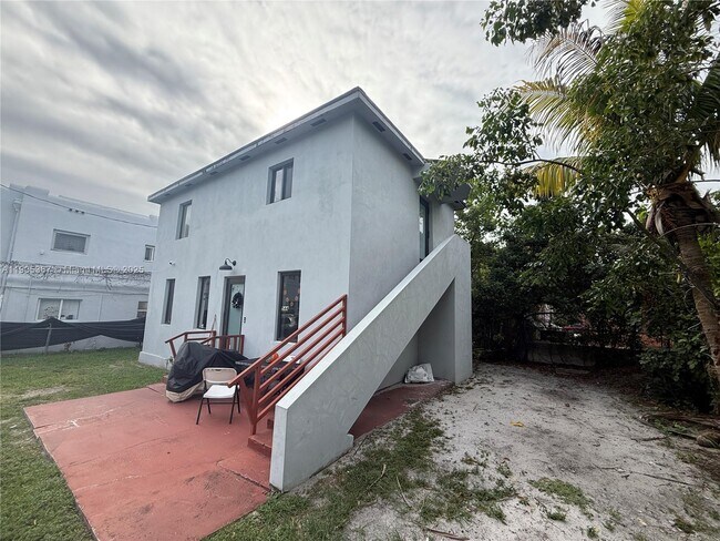 Building Photo - 542 NW 35th St